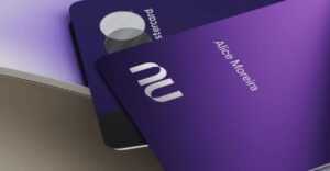 O roxinho mais famoso do Brasil ganhou uma versão premium que chama a atenção: o Nubank Ultravioleta. Com seu design metálico, cashback que rende e a promessa de benefícios exclusivos, ele se tornou objeto de desejo para muitos. Mas em um mercado cheio de opções, a pergunta que não quer calar é: ele realmente vale a pena em 2025?