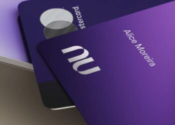 O roxinho mais famoso do Brasil ganhou uma versão premium que chama a atenção: o Nubank Ultravioleta. Com seu design metálico, cashback que rende e a promessa de benefícios exclusivos, ele se tornou objeto de desejo para muitos. Mas em um mercado cheio de opções, a pergunta que não quer calar é: ele realmente vale a pena em 2025?